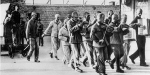 Häftlingsorchester des KZ Mauthausen spielt vor einer Hinrichtung